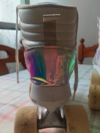 Patines de ruedas blancos con detalles iridiscente