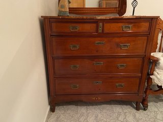 Cómoda de madera con detalles y marmol