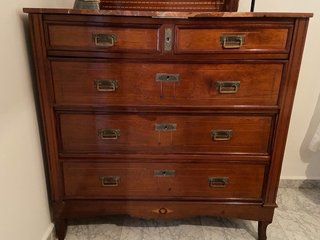 Cómoda de madera con detalles y marmol