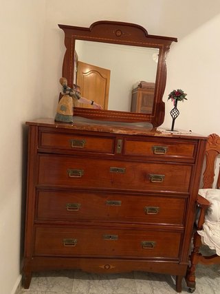 Cómoda de madera con detalles y marmol
