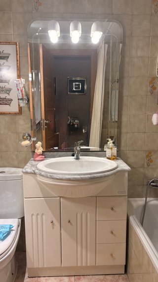Mueble de baño lavabo y espejo para 25 de septiemb