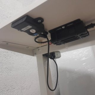 Escritorio electrónico ajustable blanco.