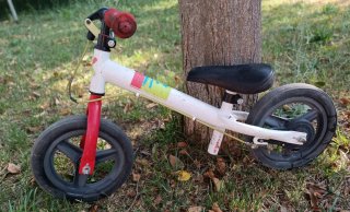 Bicicleta sin pedales blanca y roja