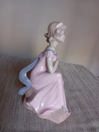 Figura de porcelana mujer sentada.. 6,50 euros