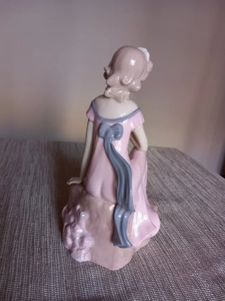 Figura de porcelana mujer sentada.. 6,50 euros