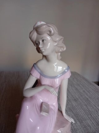 Figura de porcelana mujer sentada.. 6,50 euros