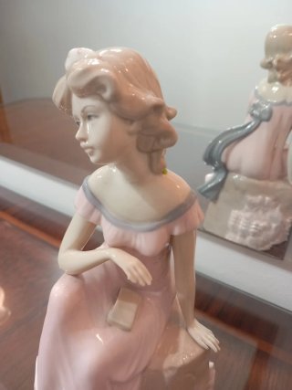 Figura de porcelana mujer sentada.. 6,50 euros