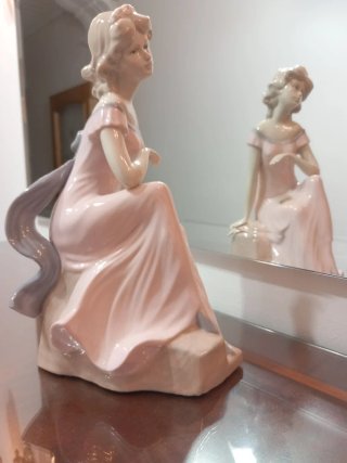 Figura de porcelana mujer sentada.. 6,50 euros