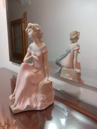 Figura de porcelana mujer sentada.. 6,50 euros
