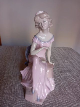 Figura de porcelana mujer sentada.. 6,50 euros