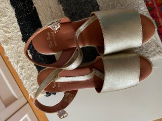 Sandalias doradas Toni Pons Talla 37.  UN USO.