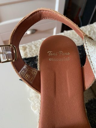 Sandalias doradas Toni Pons Talla 37.  UN USO.