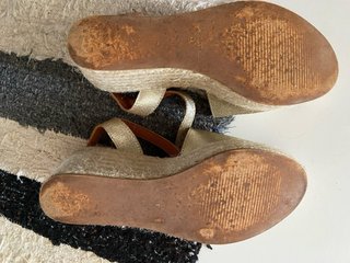 Sandalias doradas Toni Pons Talla 37.  UN USO.