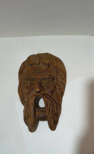 Antica maschera in legno intagliata