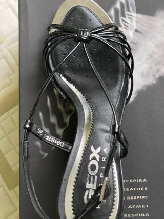 Sandalias Geox Negras y Plateadas