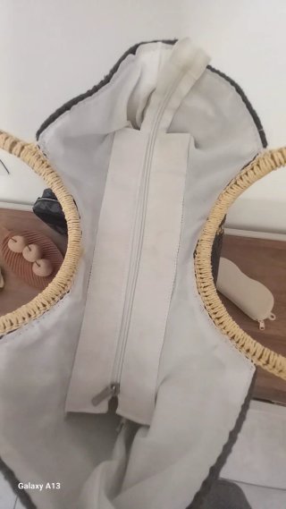 Borsa da spiaggia nera con dettagli oro
