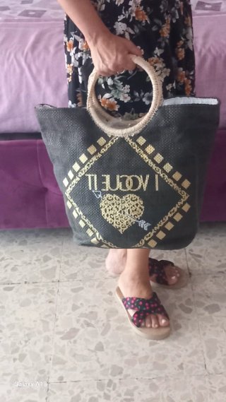 Borsa da spiaggia nera con dettagli oro