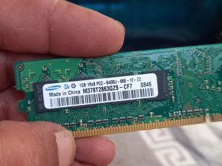 4 moduli RAM 2x2GB + 2x1GB DDR2 DIMM 2