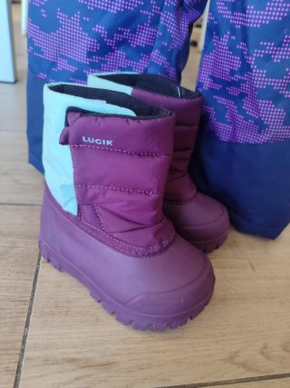 Tuta da neve e stivaletti bambina