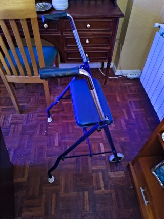 Andador Plegable con Asiento Azul.