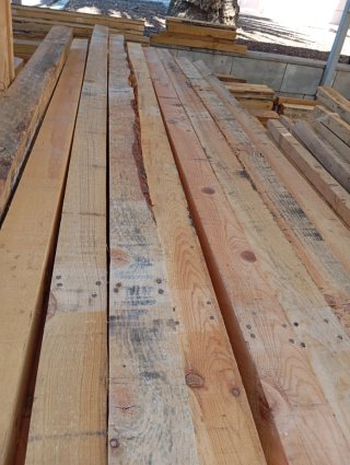 Vigas, listones, palos, postes  de madera