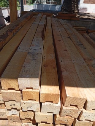 Vigas, listones, palos, postes  de madera