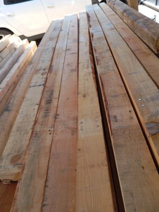 Vigas, listones, palos, postes  de madera