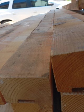 Vigas, listones, palos, postes  de madera