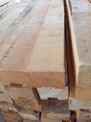 Vigas, listones, palos, postes  de madera