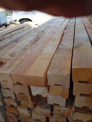 Vigas, listones, palos, postes  de madera