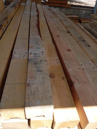 Vigas, listones, palos, postes  de madera