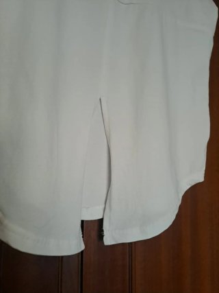 Camiseta deportiva blanca sin mangas con diseño