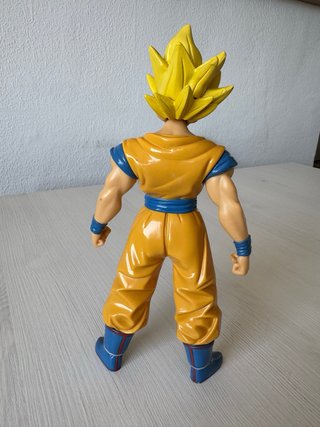 Figura Goku Super Saiyan 25cm Dragon Ball Z Bandai