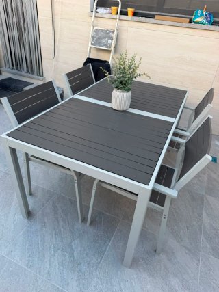 Mesa y sillas de jardín