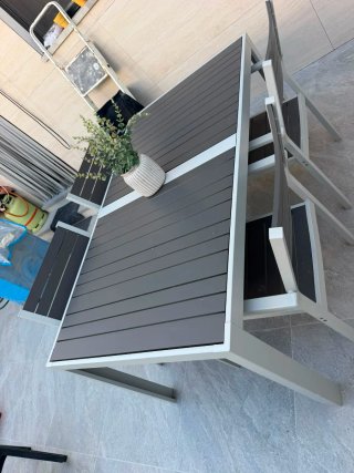 Mesa y sillas de jardín