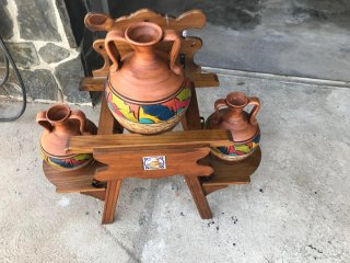 3 Cántaros de Barro con Soporte Madera
