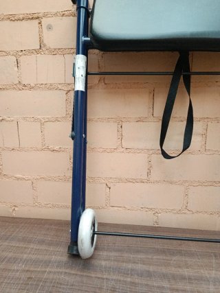 Andador de dos ruedas Mobiclinic Emérita Azul