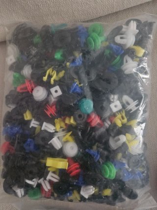 Es un kit de grapas y clips para el coche