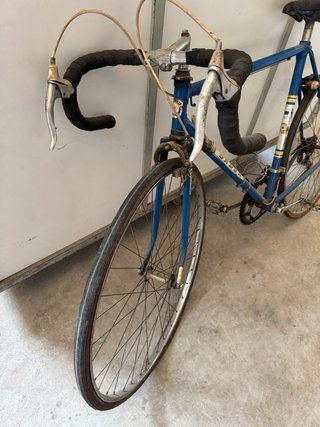 Bicicleta de carretera azul