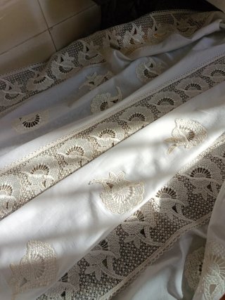 Manteleta huertana beige y blanca