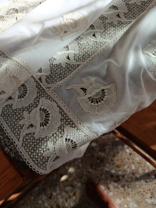 Manteleta huertana beige y blanca