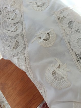 Manteleta huertana beige y blanca