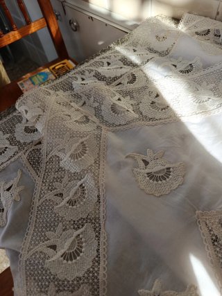 Manteleta huertana beige y blanca