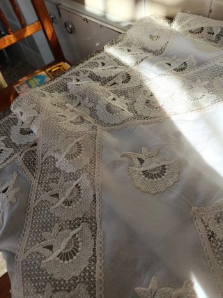 Manteleta huertana beige y blanca
