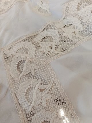 Manteleta huertana beige y blanca