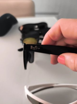 Gafas de sol negras y blancas