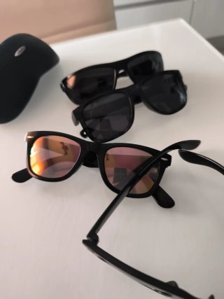 Gafas de sol negras y blancas
