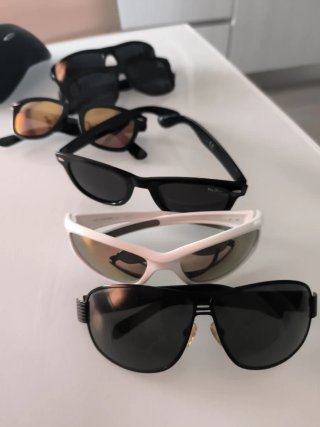 Gafas de sol negras y blancas