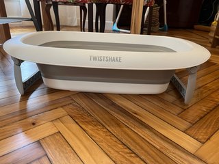 Bañera Bebé Twistshake con Soporte, Jarra