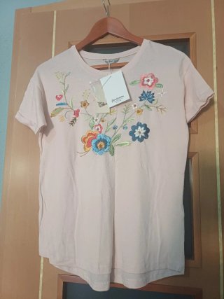 Camiseta Stradivarius bordada floral Talla M